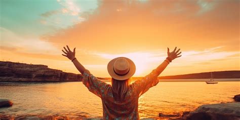 Hombre Emocionado Feliz Que Levanta Sus Manos Al Cielo Azul Foto Premium