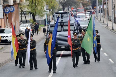 U Tuzli Povodom Dana Dr Avnosti Bih Uprili En Sve Ani Defile Foto