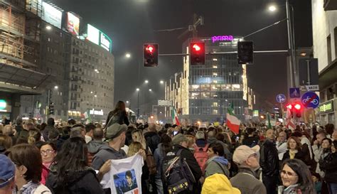 Le Foto Del Corteo Dei No Green Pass A Milano Il Foglio