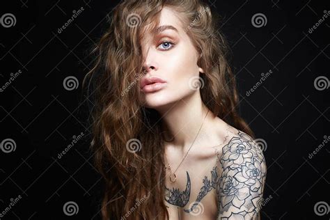 Sexy Jonge Vrouw Met Tatoegering Stock Foto Image Of Schoon Prachtig