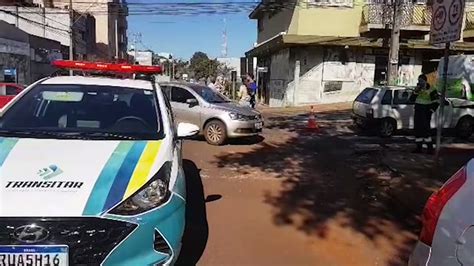 Carros se envolvem em forte colisão no cruzamento das Ruas São Paulo e