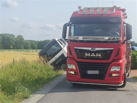 Milch Lkw Kippt Um Fahrer Bei Unfall Schwer Verletzt