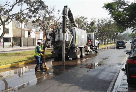 Rotura de tubería de agua causa aniego y congestión vehicular en La