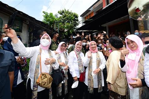 Foto Ibu Iriana Dan Anggota Oase Kim Kunjungi Kampung Sentra Bakpia