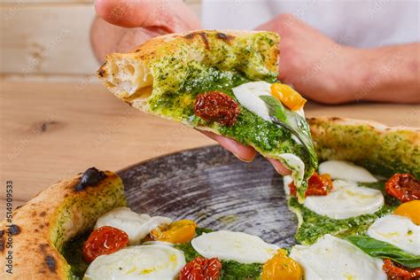 Fetta Di Pizza Napoletana Gourmet Con Pesto Di Rucola Pomodorini