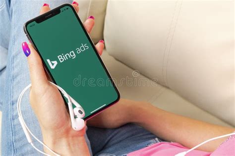 Icono Del Uso De Bing En El Primer De La Pantalla Del Iphone X De Apple