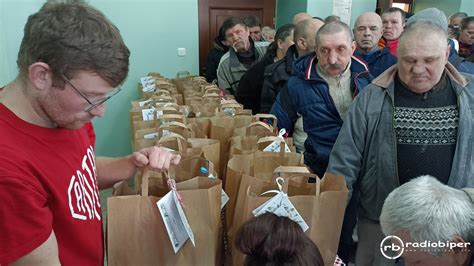 Śniadanie wielkanocne dla samotnych i potrzebujących z Caritas Diecezji