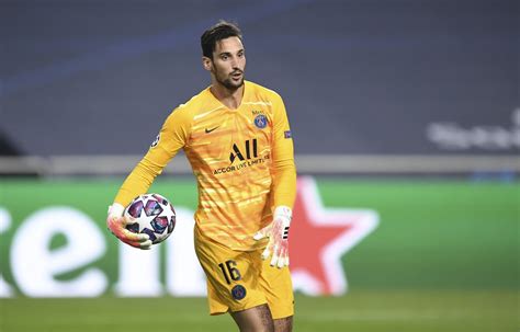 Football Le gardien du PSG Sergio Rico est sorti de lhôpital