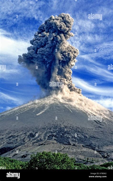 Karymsky Eruption Hi Res Stock Photography And Images Alamy