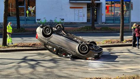 Auto Blieb Nach Unfall Mit Zwei Autos In G Ttingen Auf Dem Dach Liegen