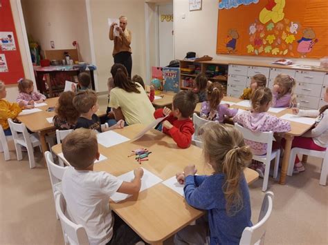 Podróże nie tylko literackie z teatrzykiem Kamishibai w Przedszkolu