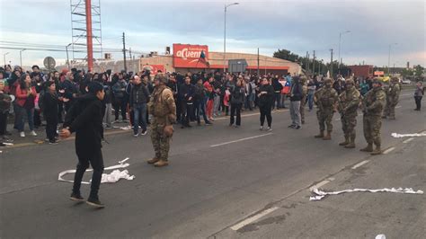 En Pleno Toque De Queda Vecinos Siguen En Las Calles Sabes Cl