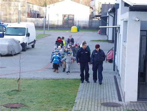 Jak Przedszkolaki Poznawa Y Czym Zajmuje Si Policjant