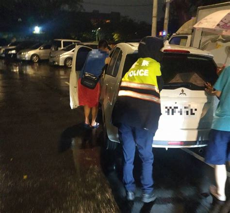 濛濛夜雨愛車拋錨路中，女警協助徒手推車排除