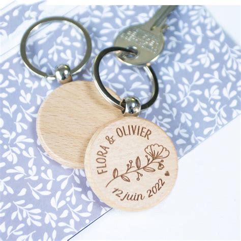 Porte clé de mariage personnalisable en bois chic moderne