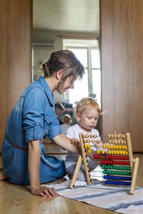 M Re Enseignant Petit Enfant Comptant Sur Des Abacus Cologiques En