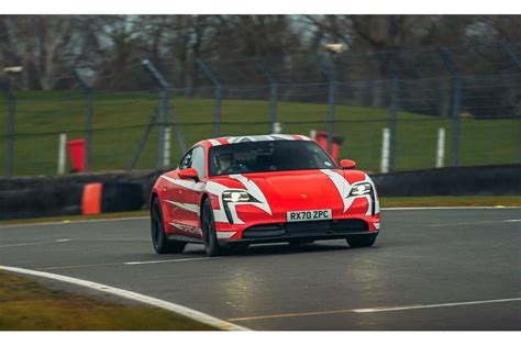 Porsche Taycan bate 13 recordes eléctricos em Brands Hatch Super