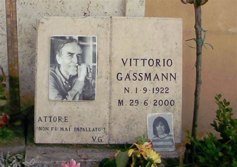 Perch Sulla Tomba Di Vittorio Gassman Al Cimitero Del Verano C