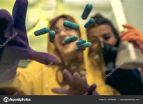 Mujeres Químicas En El Laboratorio Científico Con Drogas Fotografía De