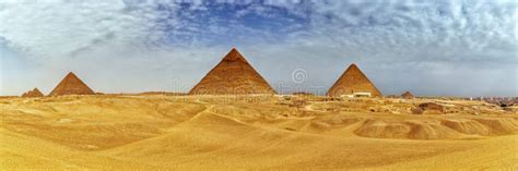 Panorama Del Desierto De Giza Con Las Grandes Pirámides Y Camellos