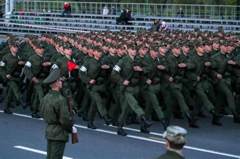 Belarus Holds Military Parade, Defies Neighbors’ Virus Fears - Bloomberg