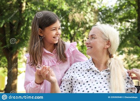 Femme Mature Avec Sa Petite Fille Dans Le Parc Photo Stock Image Du