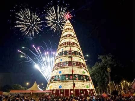 EM PARINTINS AM ARTISTAS CONSTROEM A ÁRVORE DE NATAL OFICIAL DA CIDADE