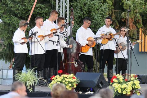 Foto Na Trgu Svetog Jurja U Ur Evcu Odr An Festival Folklora I Koncert