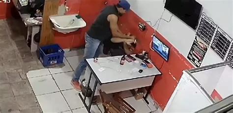 Policial penal que matou jovem em loja em BH se entrega e é liberado