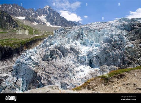 Hanging valley glacier hi-res stock photography and images - Alamy