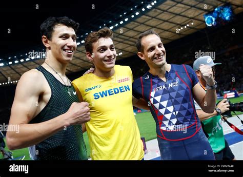 Sweden S Gold Medal Winner Armand Duplantis Is Flanked By Russia S