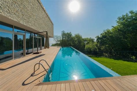 Piscine à couloir de nage un bassin pour sportif à domicile Piscine