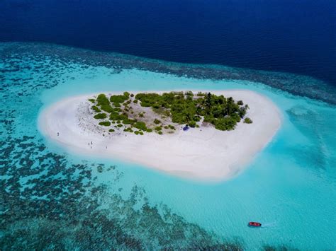 Developing Picnic Islands in Maldives – How Important Is it to Save ...