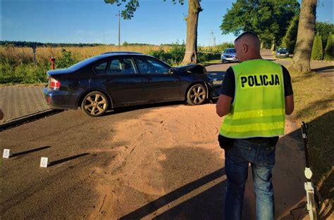 Policjanci Pracowali Na Miejscu Wypadku Drogowego W Gminie Czarna