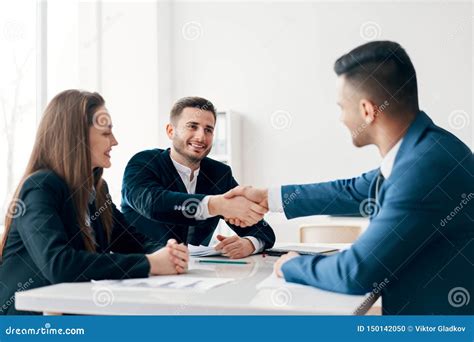 Hombres De Negocios Que Sacuden Las Manos Despu S De Buen Trato Foto De