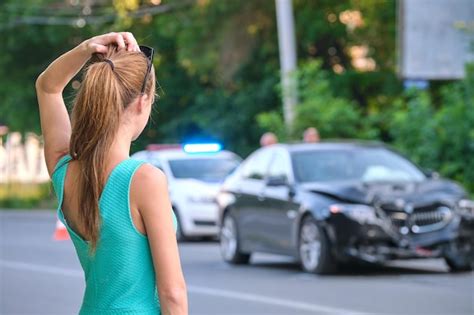 Mujer Conductora Estresada Parada En El Lado De La Calle Sorprendida Después De Un Accidente