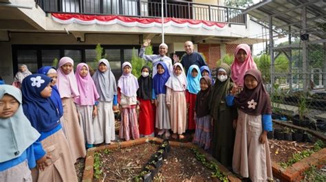 Haus Salurkan Donasi Rp Juta Untuk Pembangunan Sekolah Alam Di Bogor