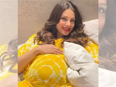 Bipasha Basu flaunts Her Baby Bump, Looks Beautiful in a Yellow Dress ...