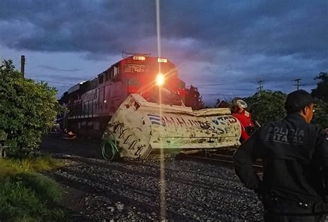 Tepic Chofer de pipa intentó ganarle al tren fue arrollado