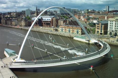 El curioso diseño del Puente del Milenio de Gateshead