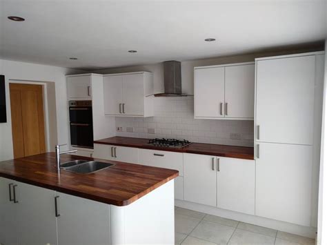 Howdens White Gloss Modern Kitchen Island Appliances Wood Worktops