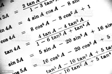 Sejumlah Besar Rumus Matematika Pada Latar Belakang Putih Foto Stok