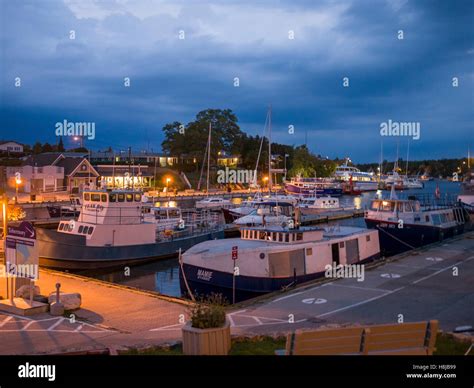 town  tobermory   small community located   northern tip