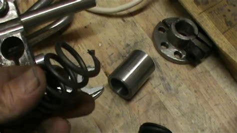 Подгибка крайнего витка мощной пружины к заточному станочку - YouTube