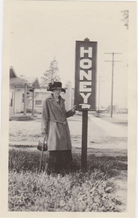 20 Great Vintage Photos Of Women With Signs - Flashbak