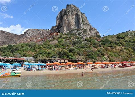 sperlonga roccia dei falchi che domina la baia delle sirene stock