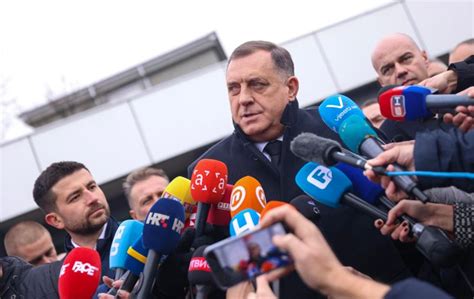 Dodik napravio cirkus na izborima u Srbiji glasački listić donio pred