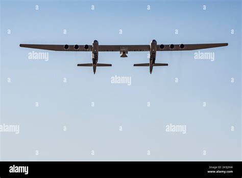 L Avion Stratolaunch Roc Qui Part Du Port Spatial De Mojave Elle