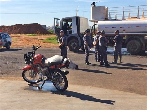 G1 Motociclista morre após colidir caminhão em Presidente