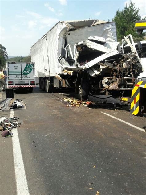 Acidente envolvendo caminhão de Erechim na BR 153 em General Carneiro